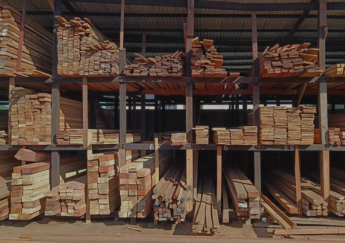 木材がたくさん並んでいる画像