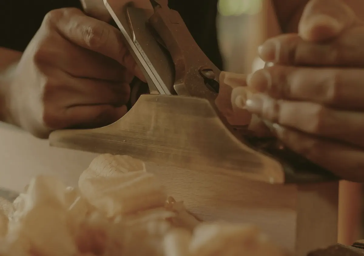 木工品を製作している画像