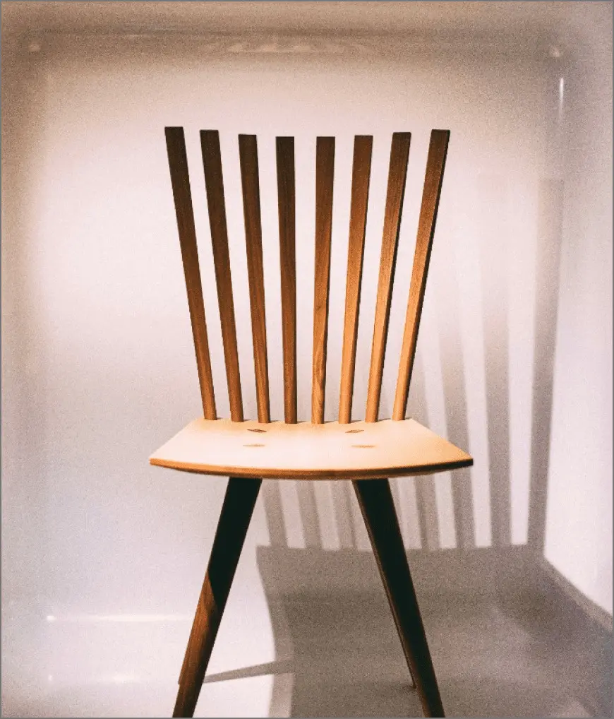 木でできた椅子の写真