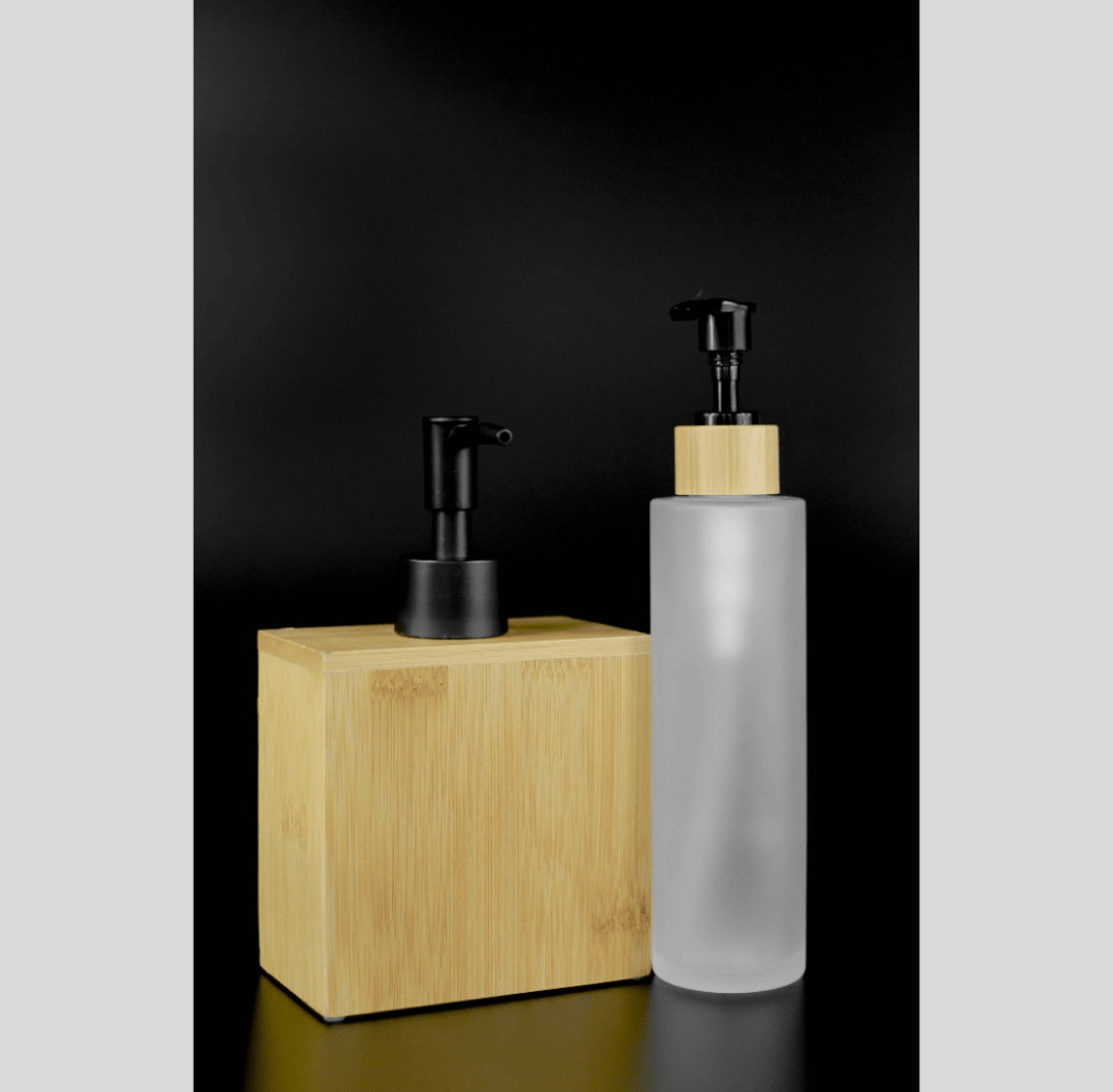 小さな木製の消毒液や化粧水を入れるボトルコンテナ