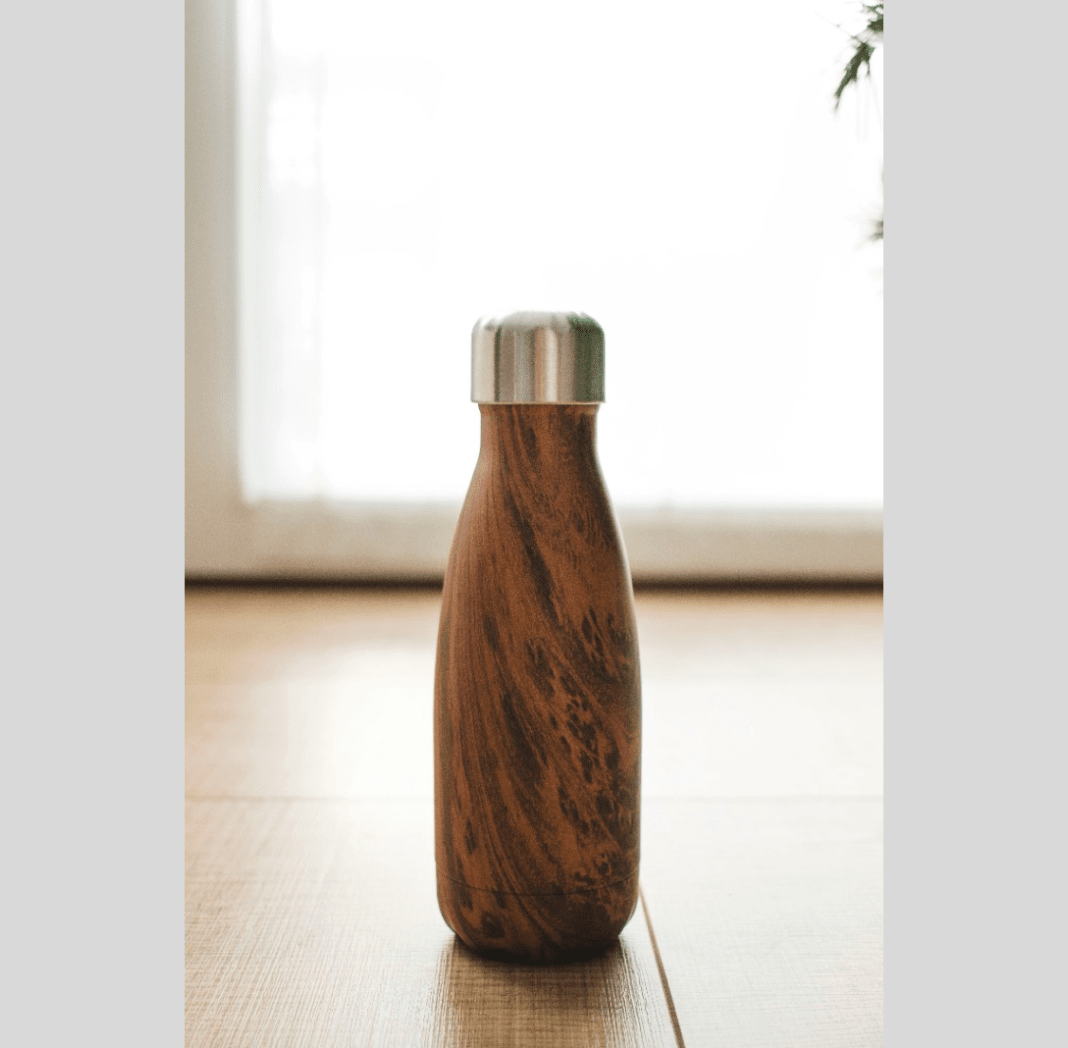 飲み物を入れる木製のボトル