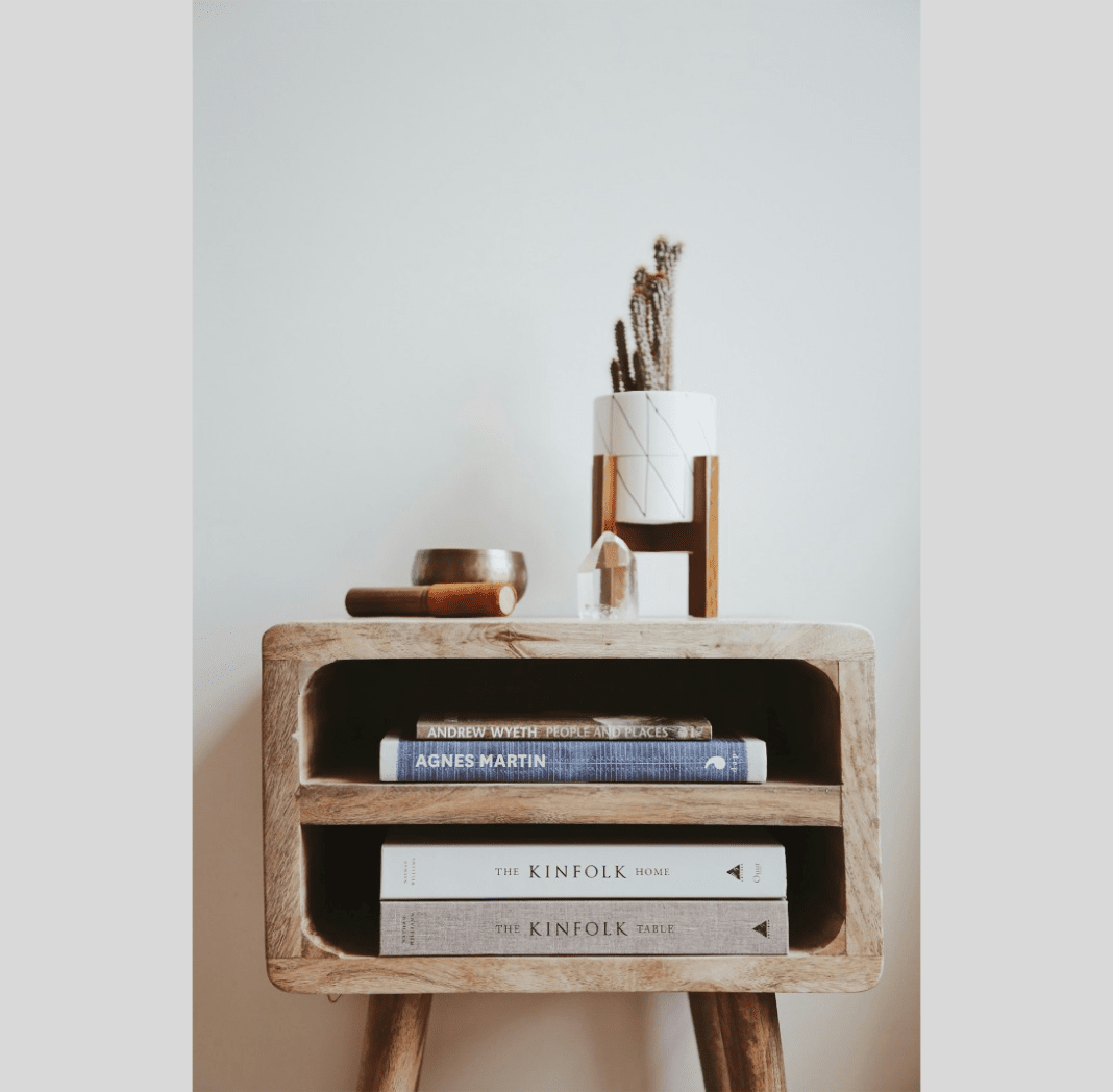 本が横に４冊ほど入る小さな棚